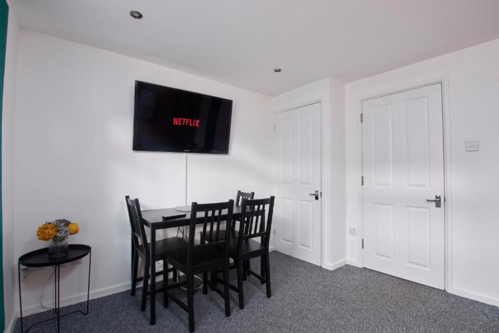 Sleek And Stylish Of - Sleeps 5 *